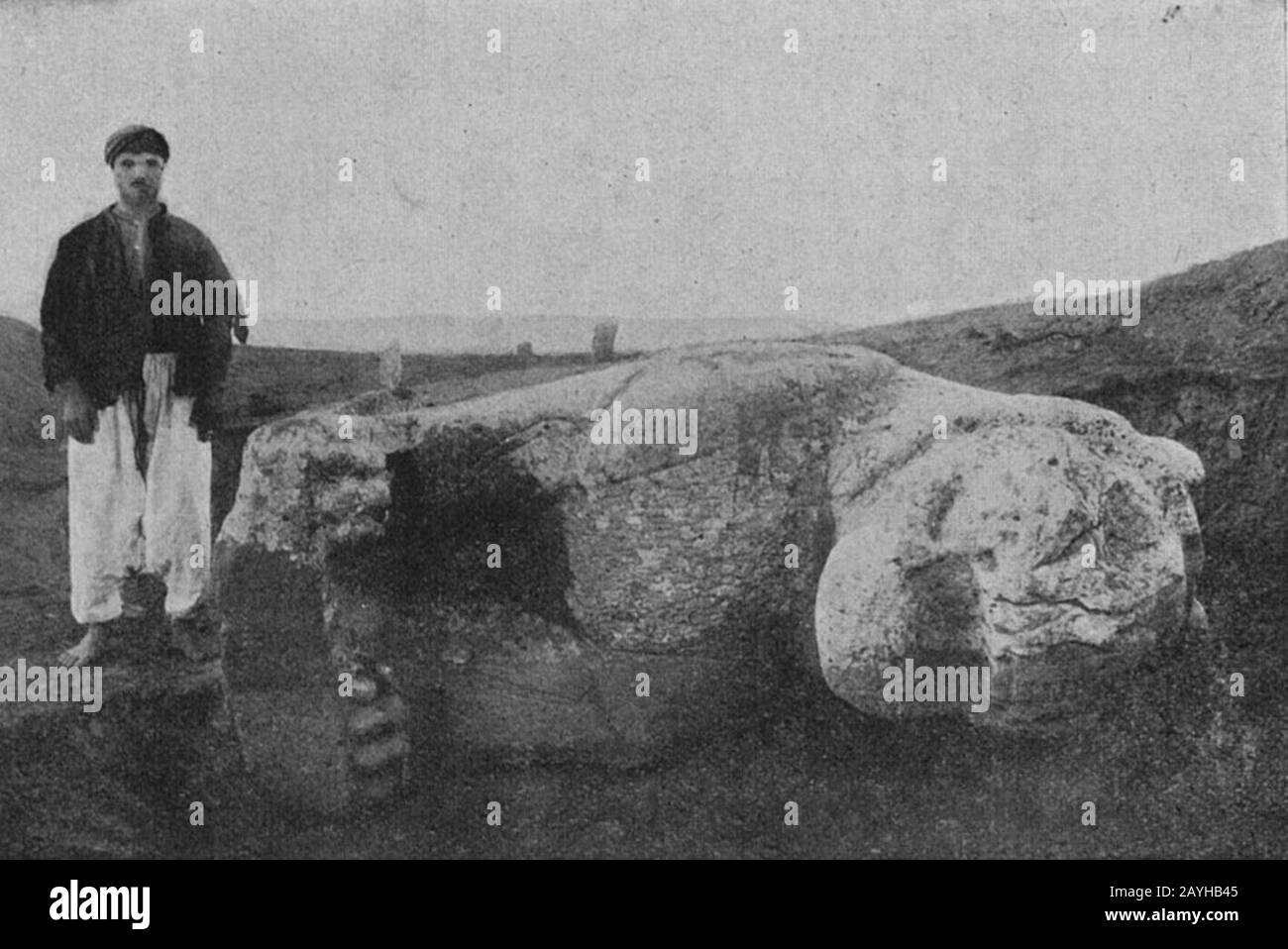 François Thureau-Dangin. Una delle colossali statue di leoni di Til-Barsip. 1930. Foto Stock