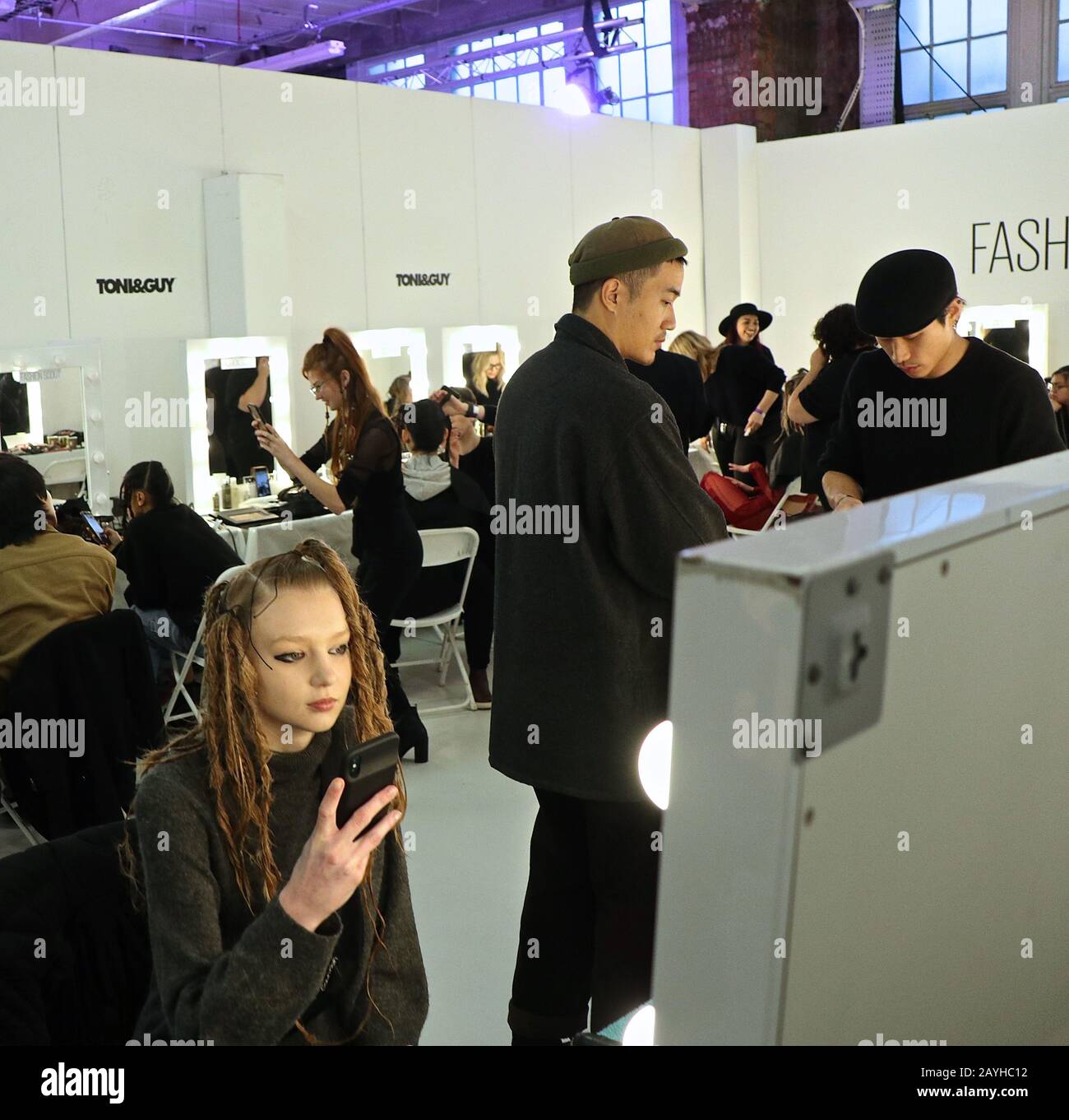 Fashion Scout , la vetrina internazionale dei pionieri della moda , è il più grande show case indipendente del Regno Unito per talenti emergenti e affermati durante la London Fashion Week . Fashion Scout è rinomata per la creazione di campioning , il consolidamento e la presentazione di talenti creativi di design provenienti da tutto il mondo . Ha svolto un ruolo cruciale nel lancio e nella presentazione di una generazione di designer, tra cui Iris Van Herpen , Gareth Pugh , Peter Pilotto , David Koma , Eudon Choi , Pam Hogg , Phoebe English , Roberts Wood , Angel Chen , Xia li.Anna K e Anna ottobre . Foto Stock