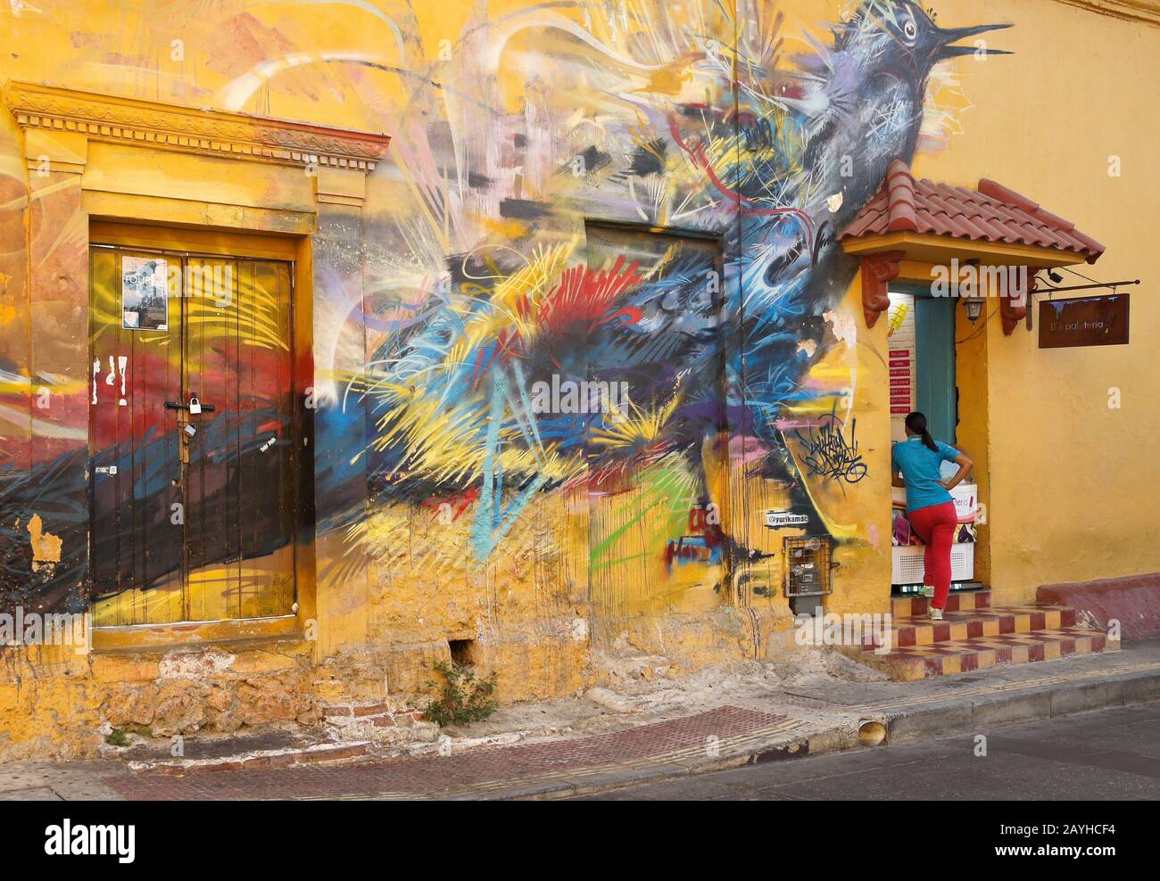 La colorata Street art di Yurika MDC decora l'esterno di un edificio coloniale a Getsemani, Cartagena, Colombia Foto Stock