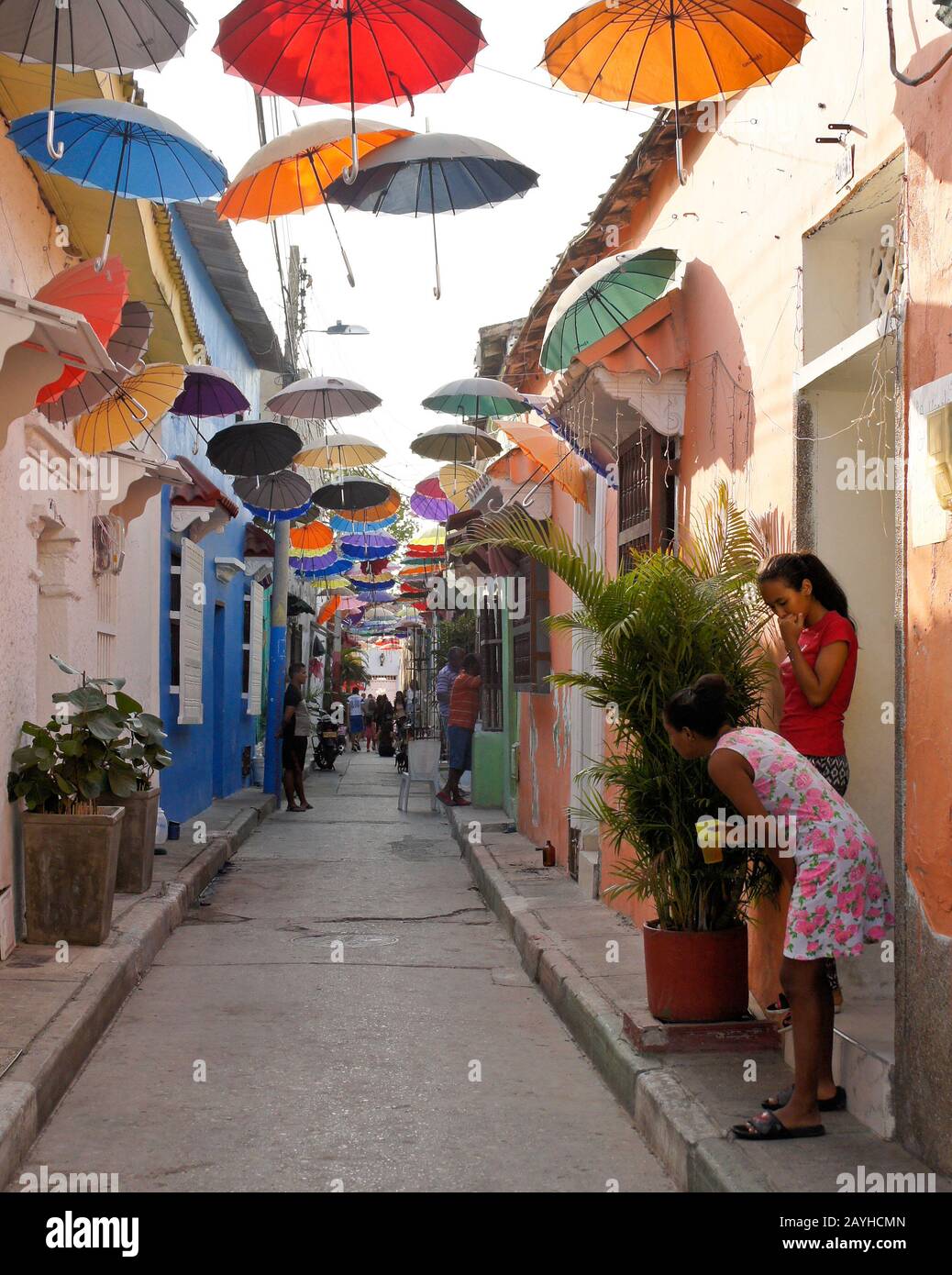 Gli ombrelloni colorati forniscono colore e ombra su Callejon Angosto a Getsemani, Cartagena, Colombia Foto Stock