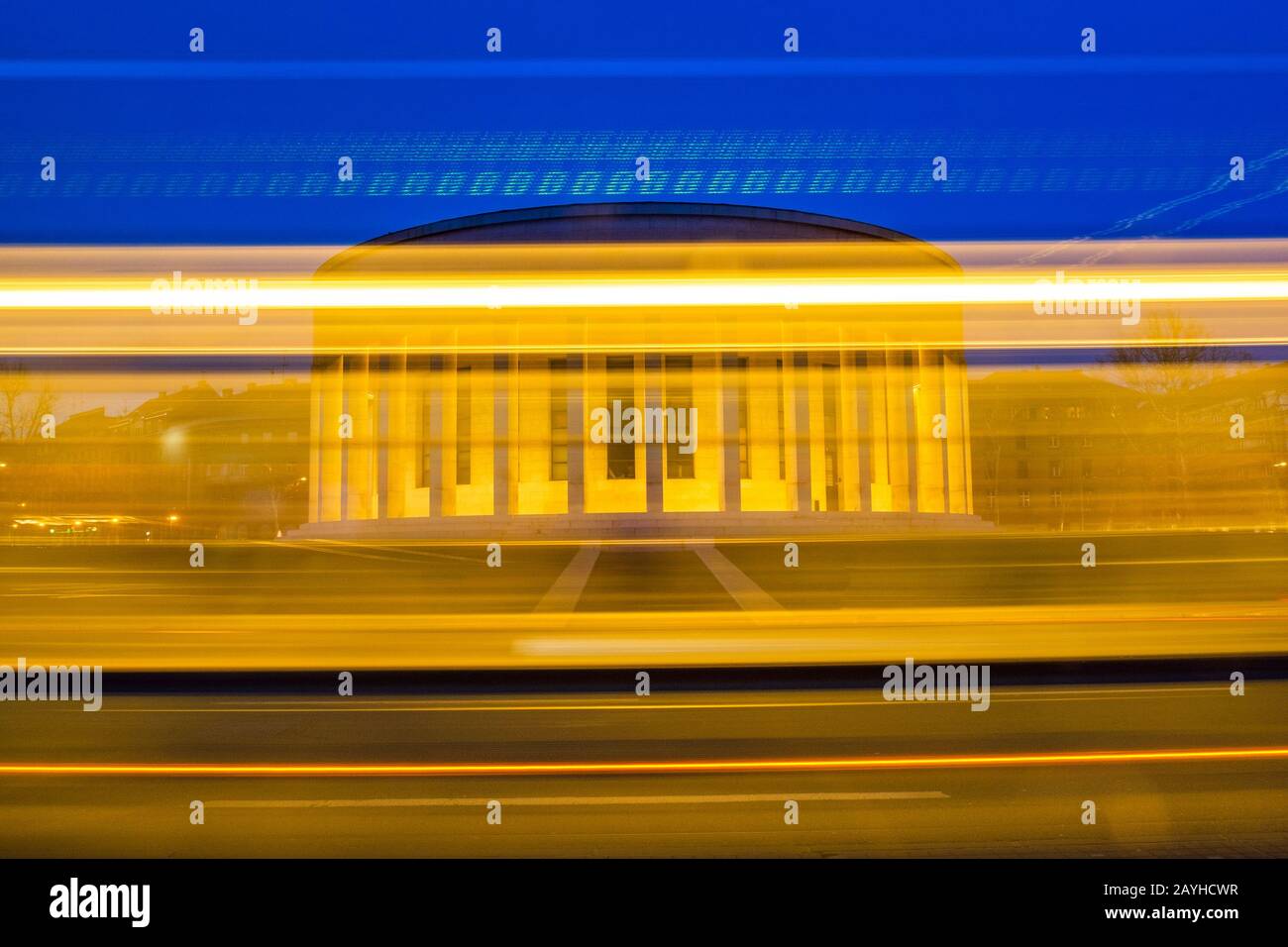 Croazia, città di Zagabria di notte, auto e tram sentieri sulla strada e monumentale colonna architettura in background, lunga esposizione, offuscata motio Foto Stock