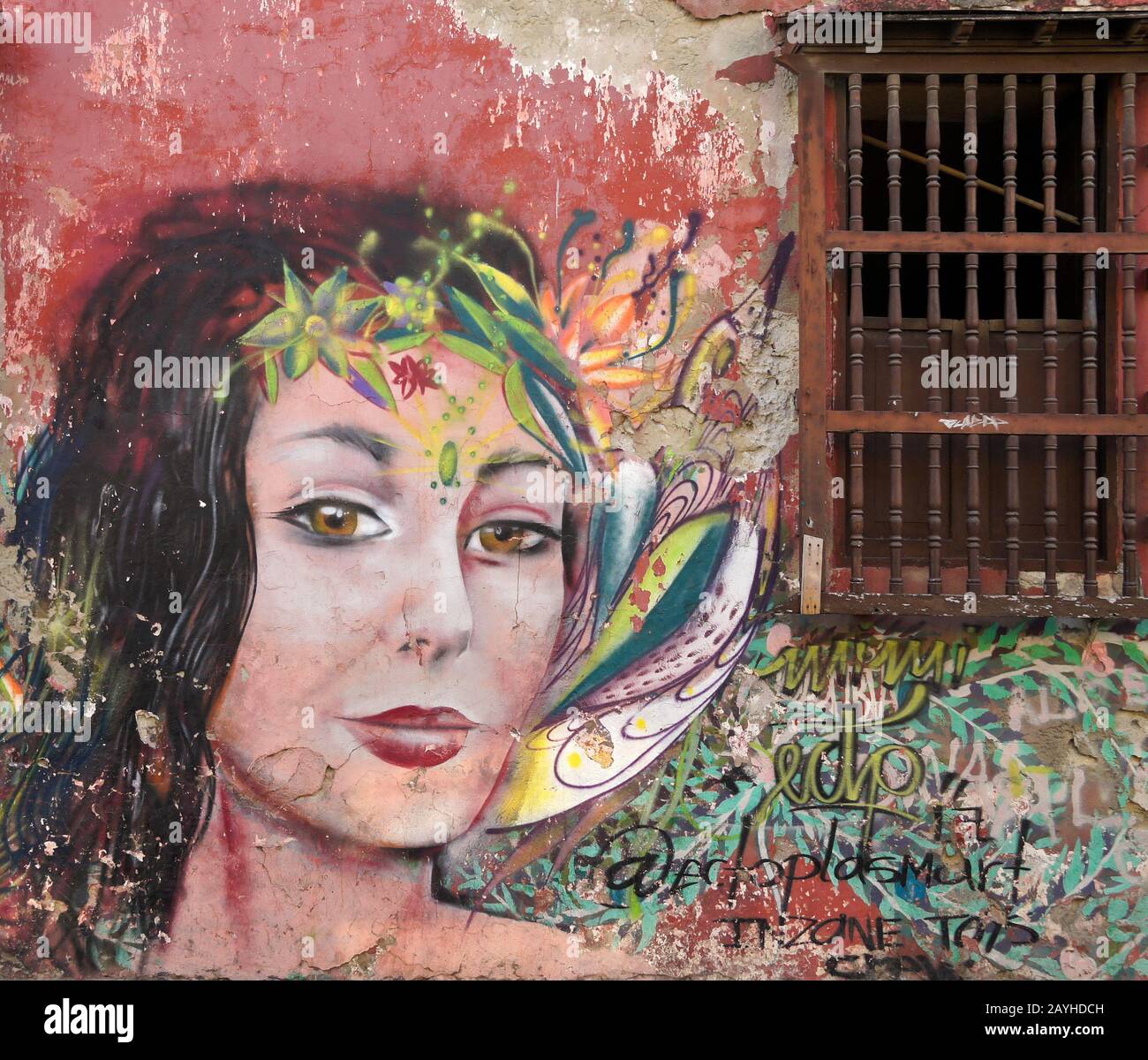 Colorate Street art di Ectoplasmart e graffiti decorano l'esterno di un edificio coloniale a Getsemani, Cartagena, Colombia Foto Stock