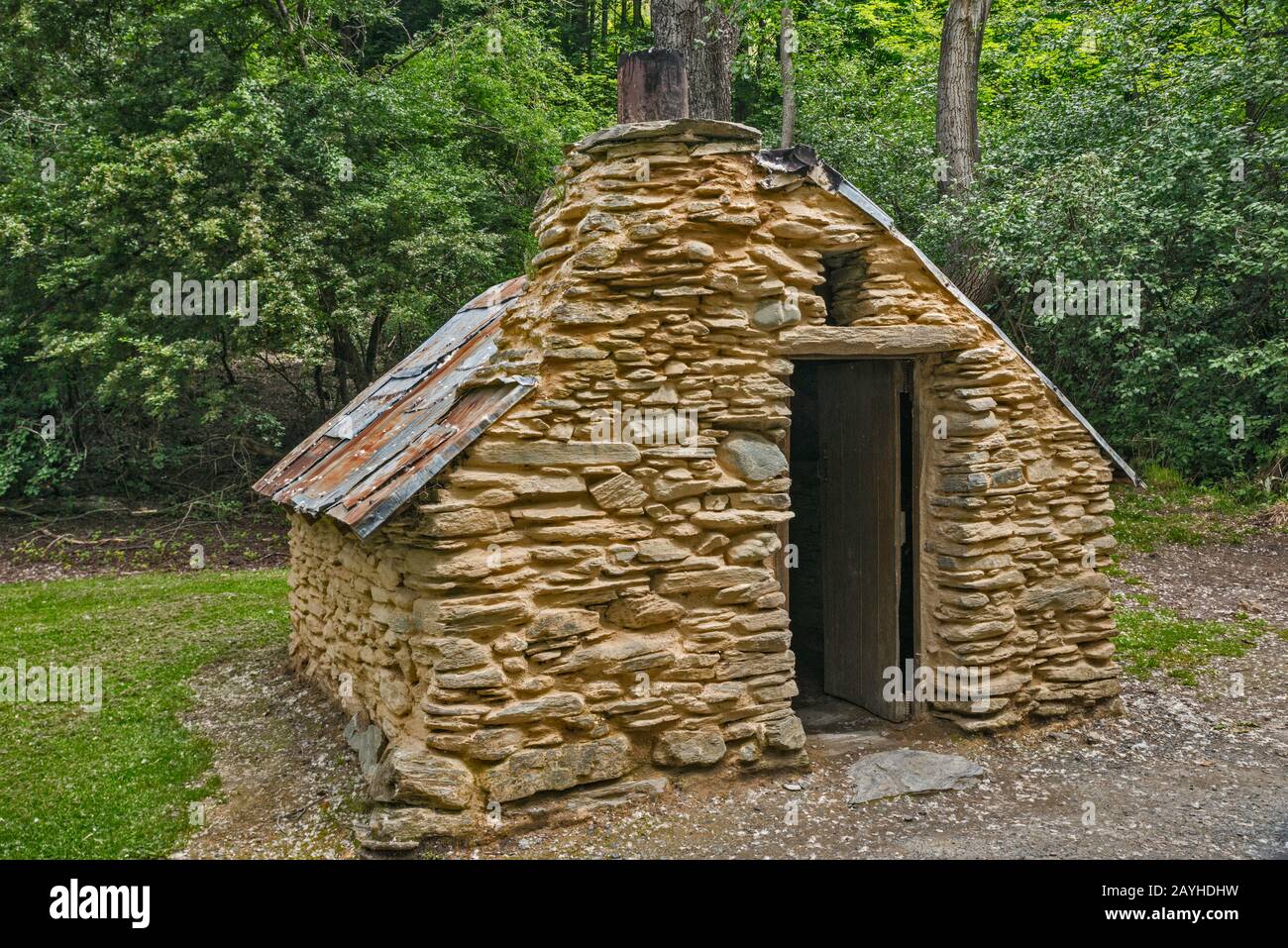 Capanna del 19th secolo al villaggio di insediamento cinese, costruita dagli immigrati cinesi, minatori d'oro, in Arrowtown, regione di Otago, Isola del Sud, Nuova Zelanda Foto Stock