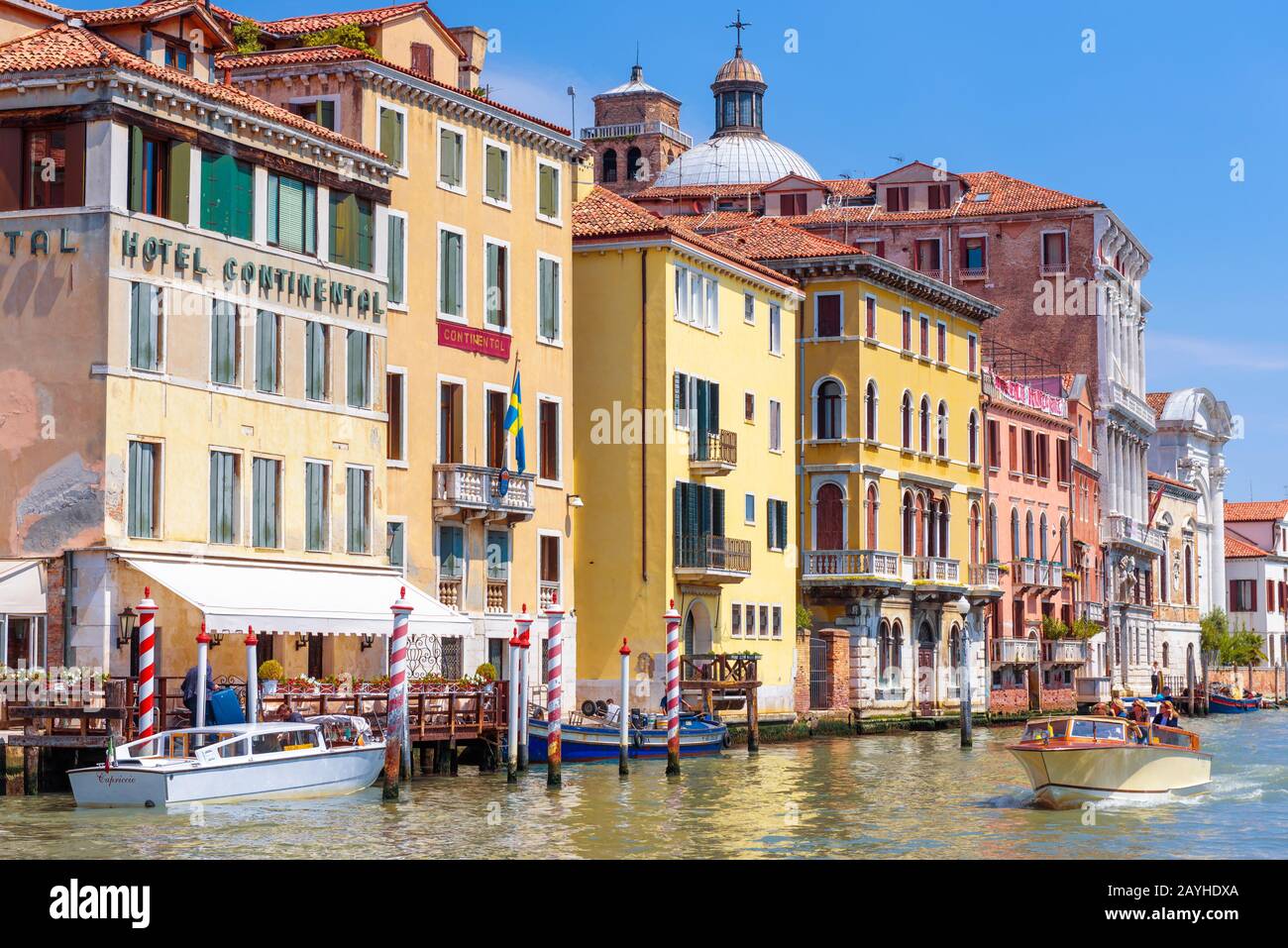 Venezia, Italia – 18 maggio 2017: Case colorate in estate a Venezia. Taxi d'acqua con turisti naviga sul Canal Grande. Gita romantica a Venezia su sunn Foto Stock