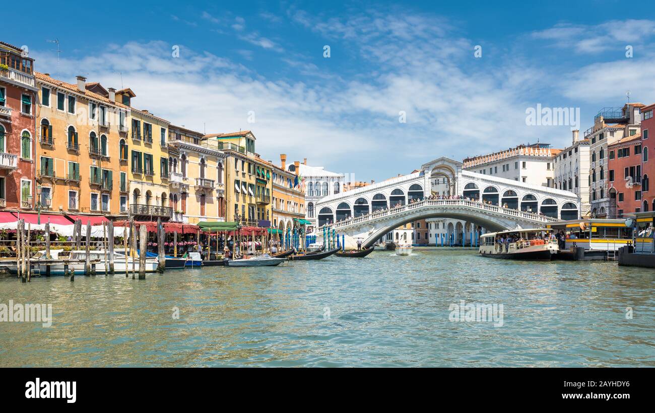 Il famoso Ponte di Rialto sul Canal Grande di Venezia. Il Ponte di Rialto (Ponte di Rialto) è una delle principali attrazioni turistiche di Venezia. Foto Stock