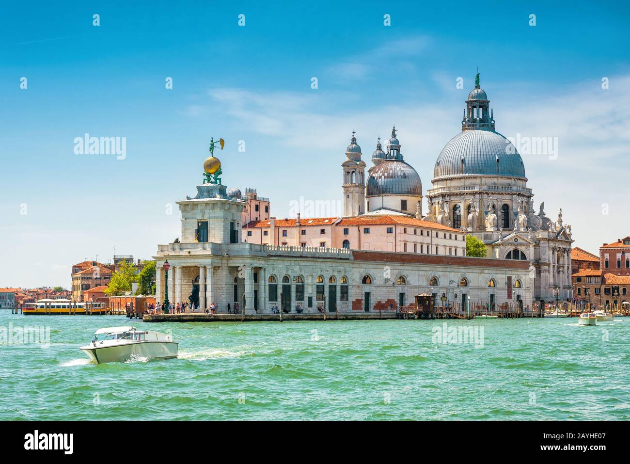 Venezia in estate, Italia. Canal Grande, Punta della Dogana e Basilica di Santa Maria della Salute. Venezia luoghi di interesse. Cartolina di Venezia. Bel sole Foto Stock