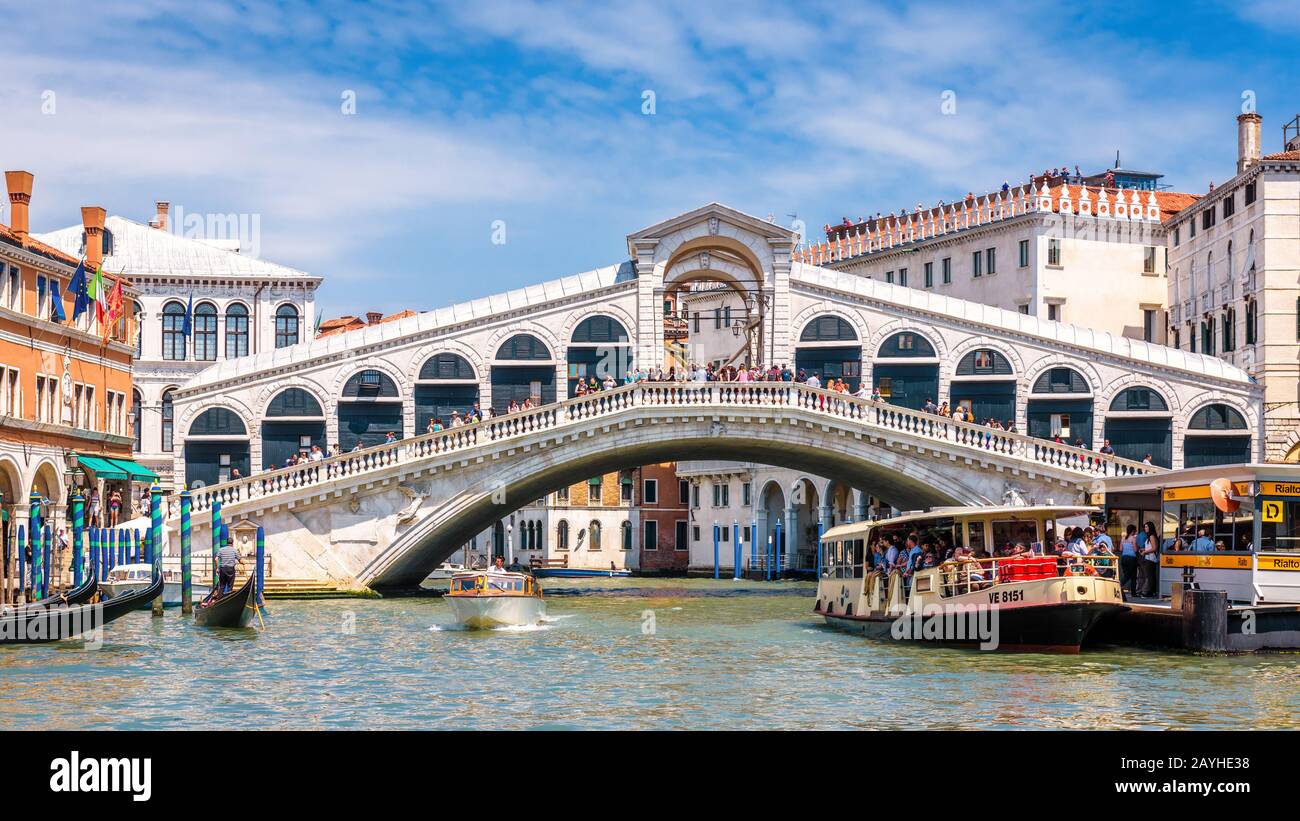 Venezia, Italia - 18 maggio 2017: Vecchio Ponte di Rialto sul Canal Grande nella città di Venezia. E' uno dei principali punti di riferimento di Venezia. Paesaggio urbano soleggiato di Foto Stock