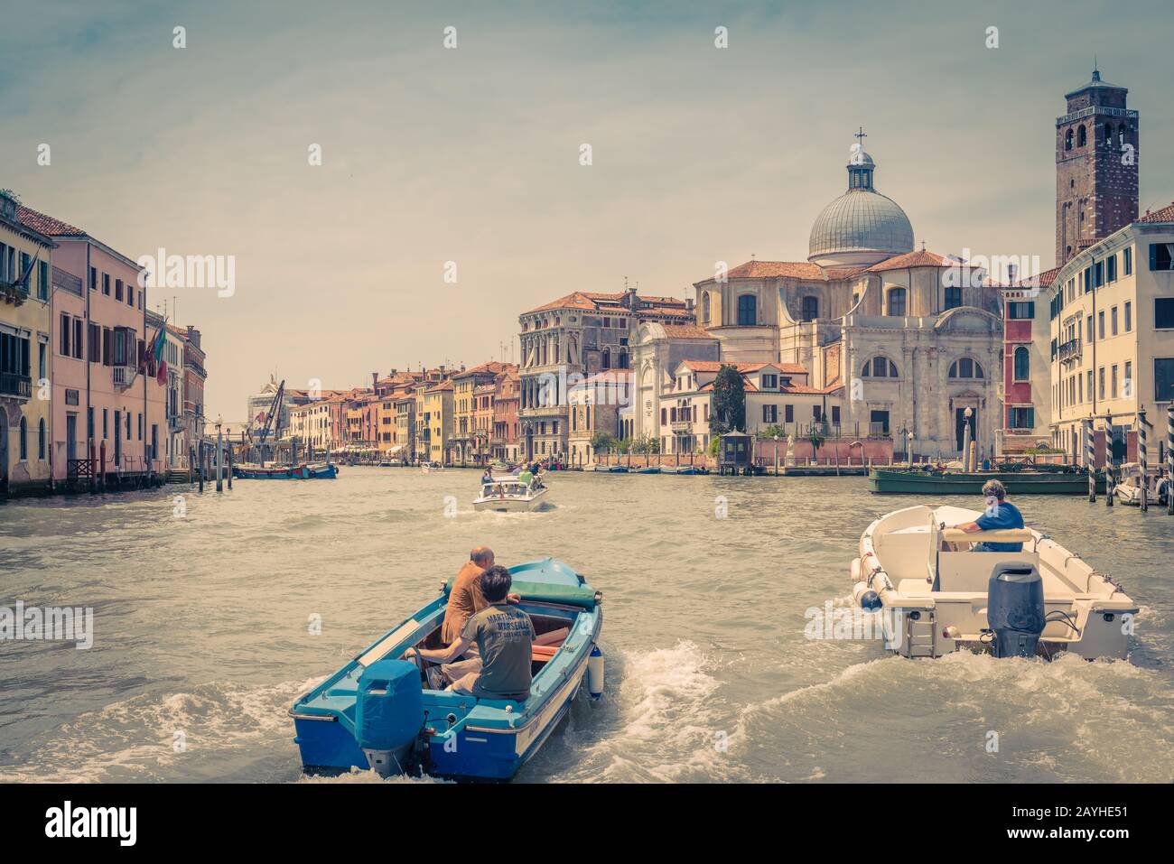 Venezia, Italia - 18 maggio 2017: Le barche a motore navigano lungo il Canal Grande. Le barche a motore sono il principale mezzo di trasporto a Venezia. Foto Stock