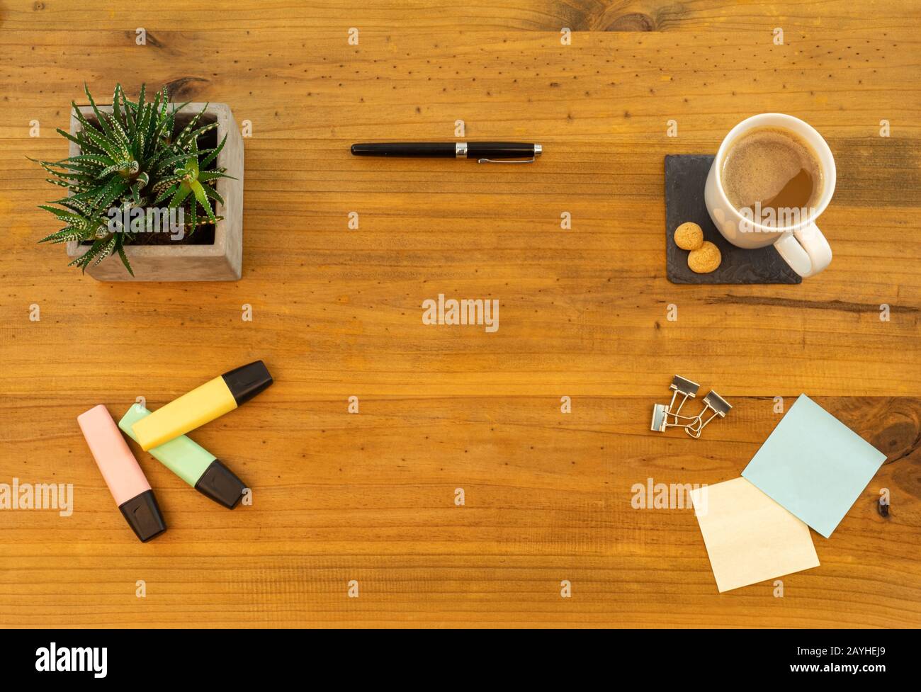Vista da tavolo con matita, pianta, caffè, spazio di lavoro, business Foto Stock