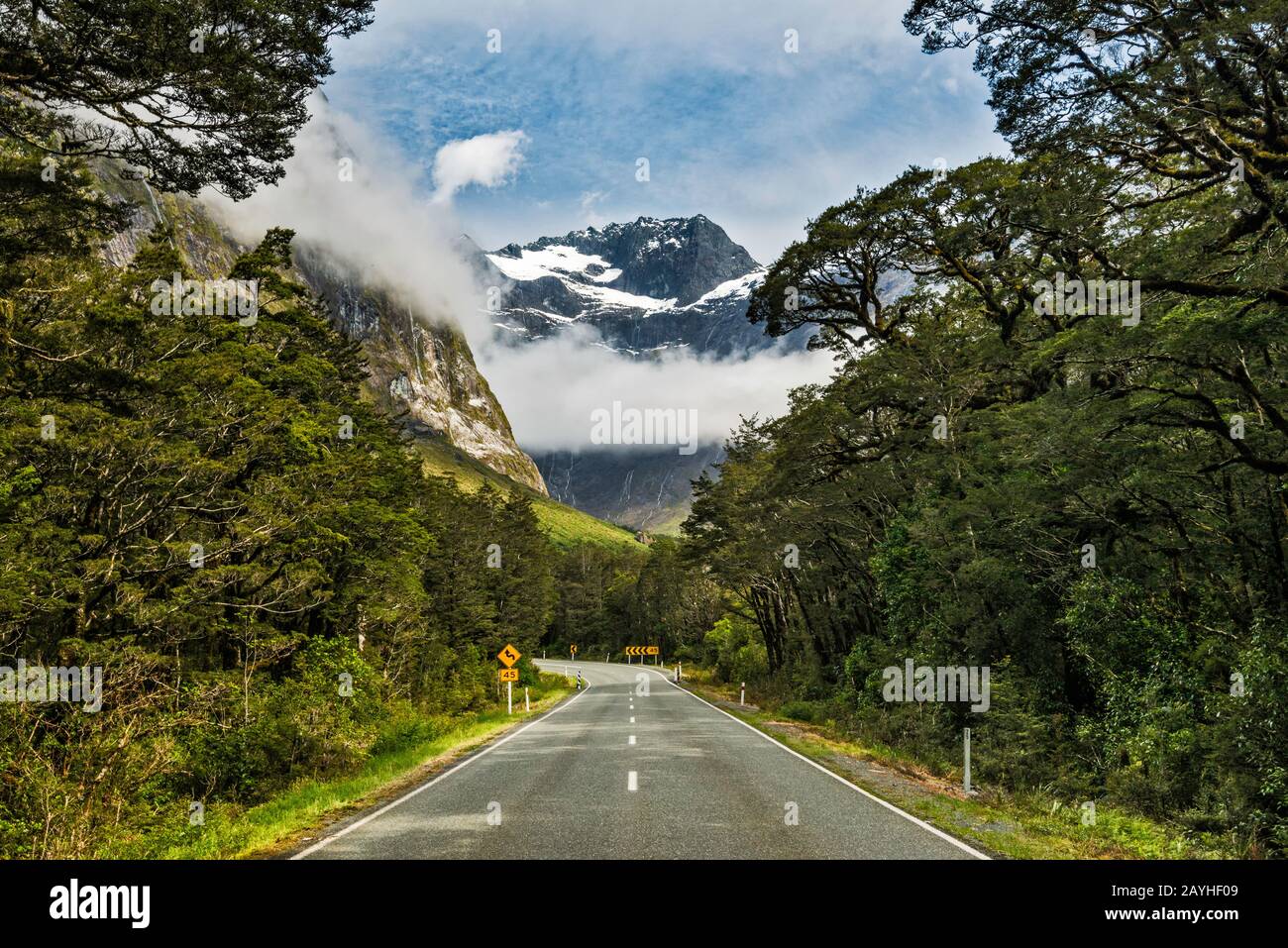 Monte Gendarme Visto Da Milford Road, Alpi Del Sud, Parco Nazionale Di Fiordland, Vicino Milford Sound, Regione Di Southland, Isola Del Sud, Nuova Zelanda Foto Stock