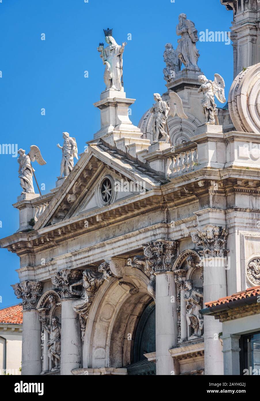 Primo piano della Basilica di Santa Maria della Salute in estate, Venezia, Italia. Il dettaglio con statue sulla facciata. Questa chiesa è uno dei punti di riferimento di V Foto Stock