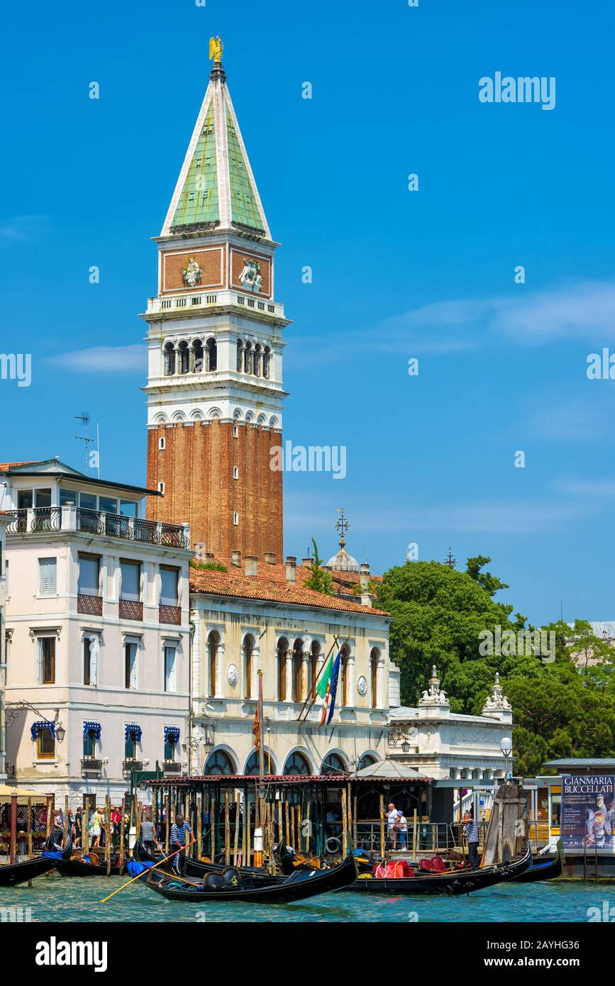 Venezia, Italia - 18 maggio 2017: Vista delle gondole e del Campanile in Piazza San Marco o Piazza San Marco. La gondola è una tradizionale e romantica trans Foto Stock