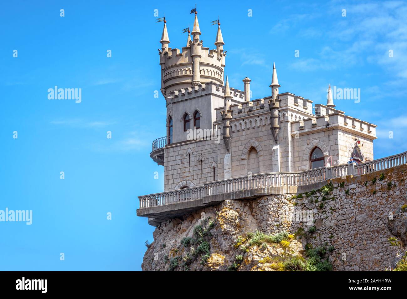 Swallow's Nest al primo piano della costa del Mar Nero, Crimea, Russia. Questo castello è un famoso punto di riferimento della Crimea. Splendida vista del Nido di Swallow sul ro Foto Stock