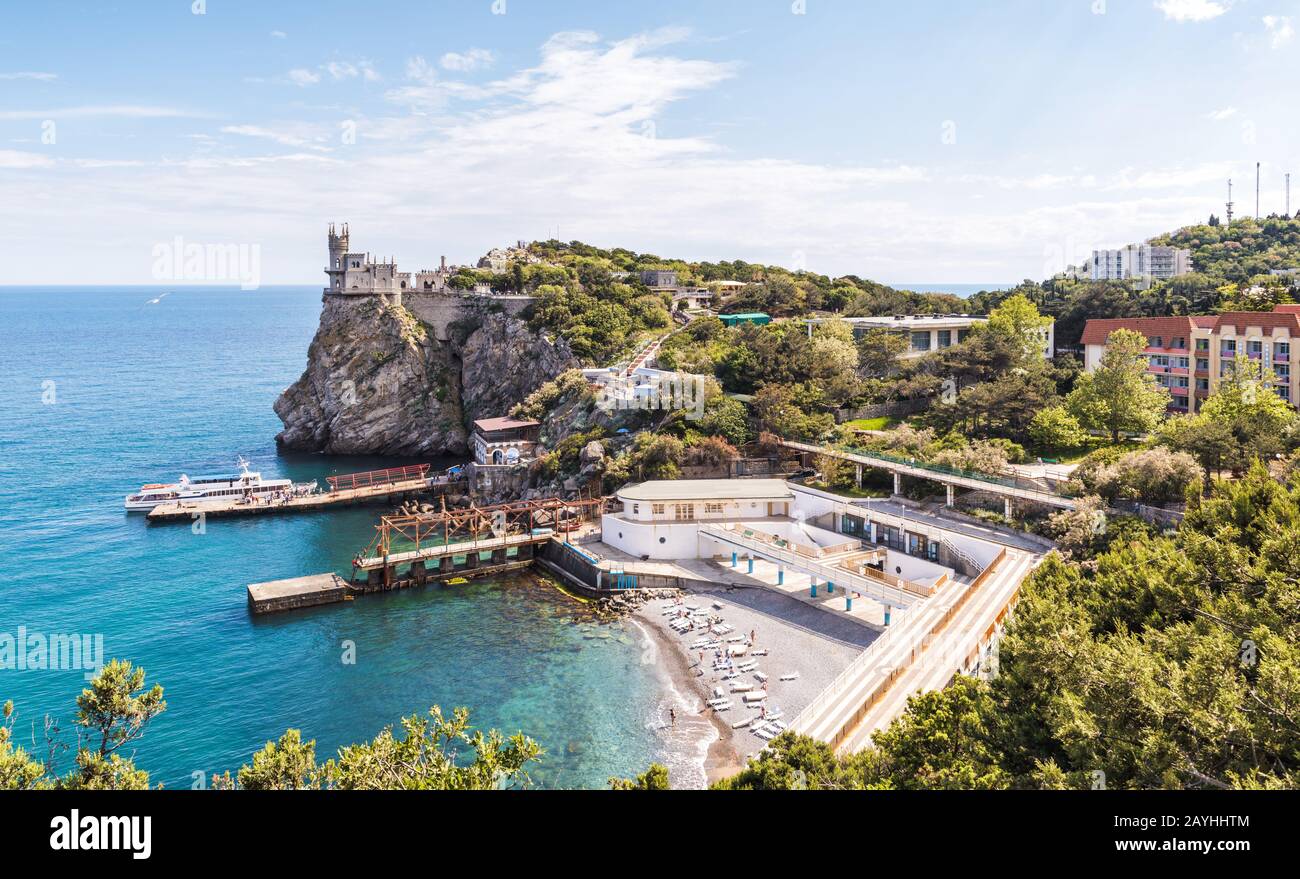 Panorama della costa del Mar Nero della Crimea con il castello di Swallow's Nest, Russia. E' un punto di riferimento della Crimea. Vista panoramica della Crimea resor Foto Stock