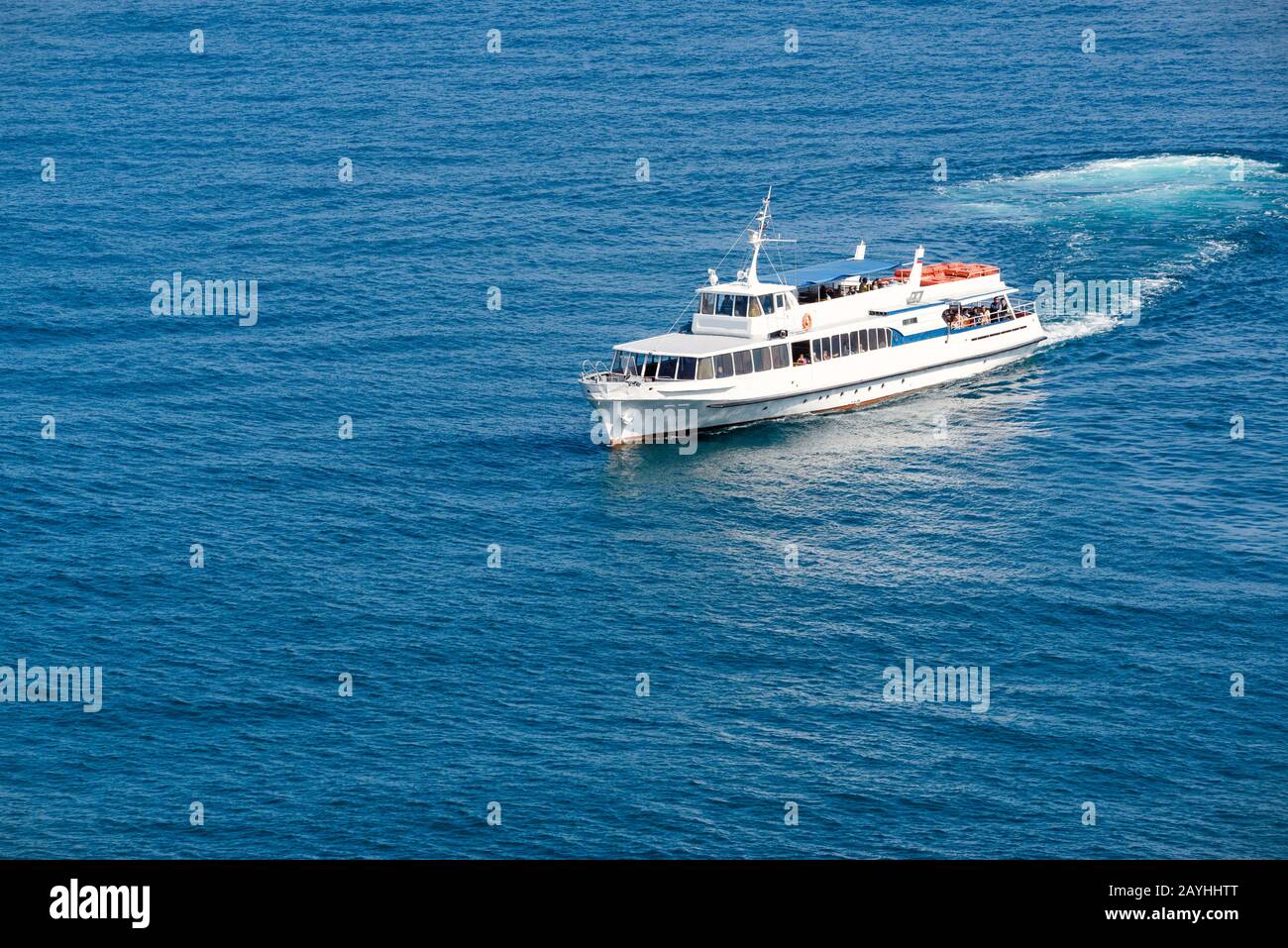 Una barca turistica galleggia in mare. Mar Nero, Yalta, Crimea. Foto Stock