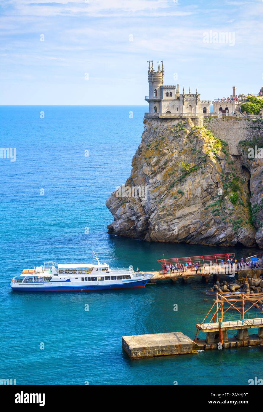 Swallow's Nest castello su una roccia al Mar Nero, Crimea, Russia. E' un famoso punto di riferimento della Crimea. Vista dell'attrazione turistica Crimea e della nave. Foto Stock