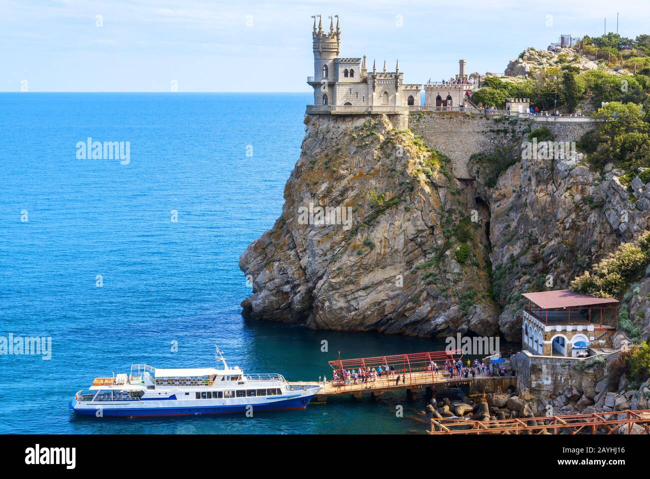 Swallow's Nest castello sulla costa rocciosa del Mar Nero, Crimea, Russia. E' un famoso punto di riferimento della Crimea. Panorama delle attrattive turistiche di Crimea Foto Stock