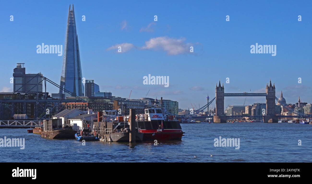 The Thames London, The Shard, Tower Bridge, da Rotherhithe, South West London, Inghilterra, Regno Unito, barche, edifici Foto Stock