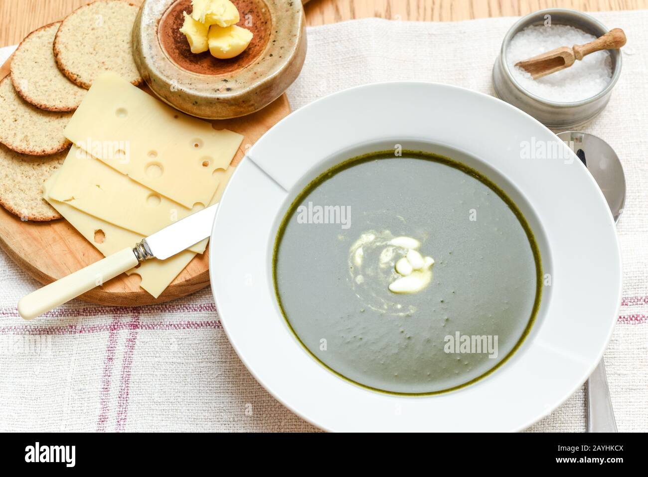 Ciotola di zuppa di spinaci con un turbinio di crema sano antipasto di cibo o pasto principale Foto Stock