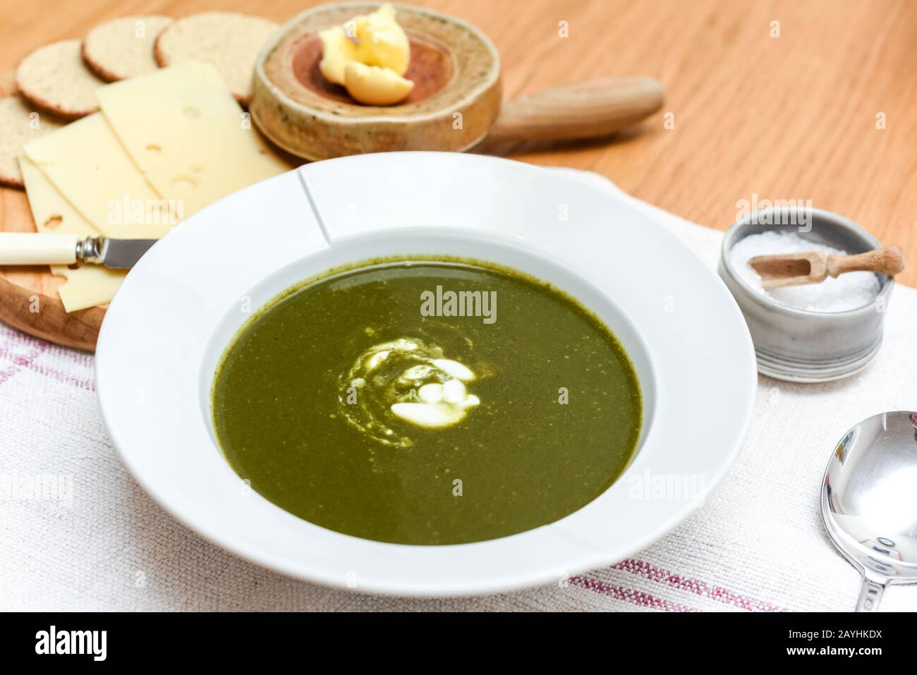 Ciotola di zuppa di spinaci con un turbinio di crema sano antipasto di cibo o pasto principale Foto Stock