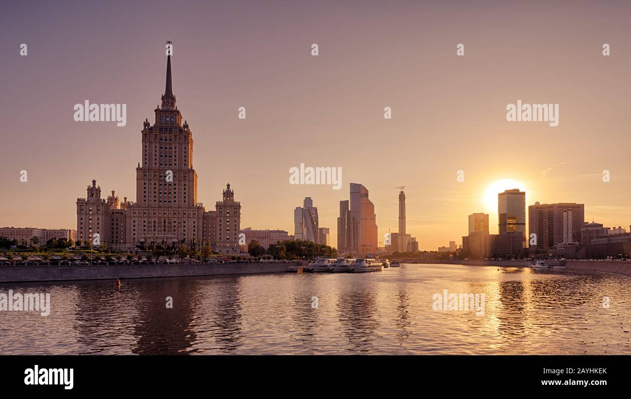 Vista panoramica di Mosca al tramonto, Russia. Bellissimo paesaggio urbano di Mosca con alto edificio del Radisson hotel (ex Ucraina) in estate evenin Foto Stock