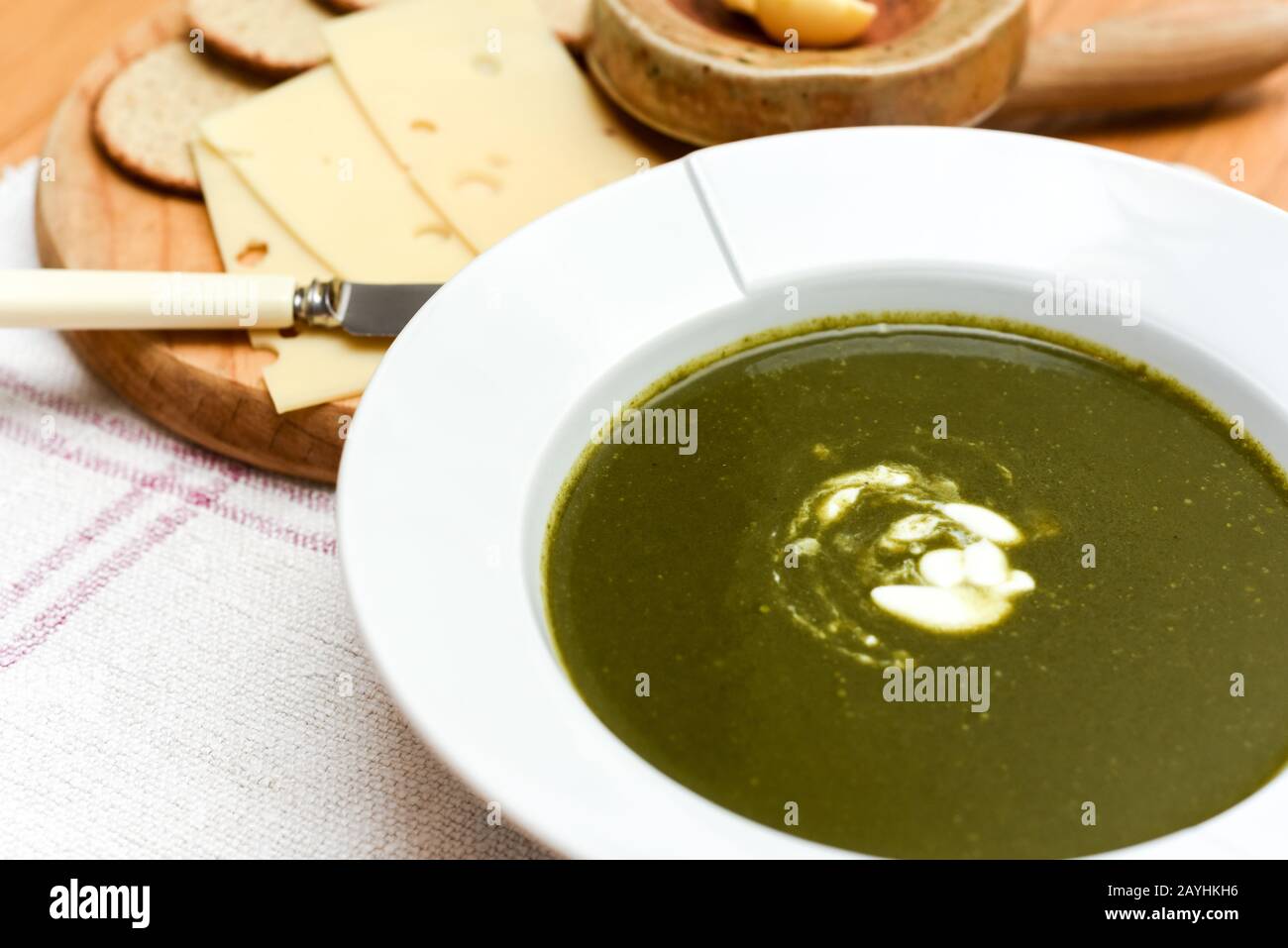 Ciotola di zuppa di spinaci con un turbinio di crema sano antipasto di cibo o pasto principale Foto Stock
