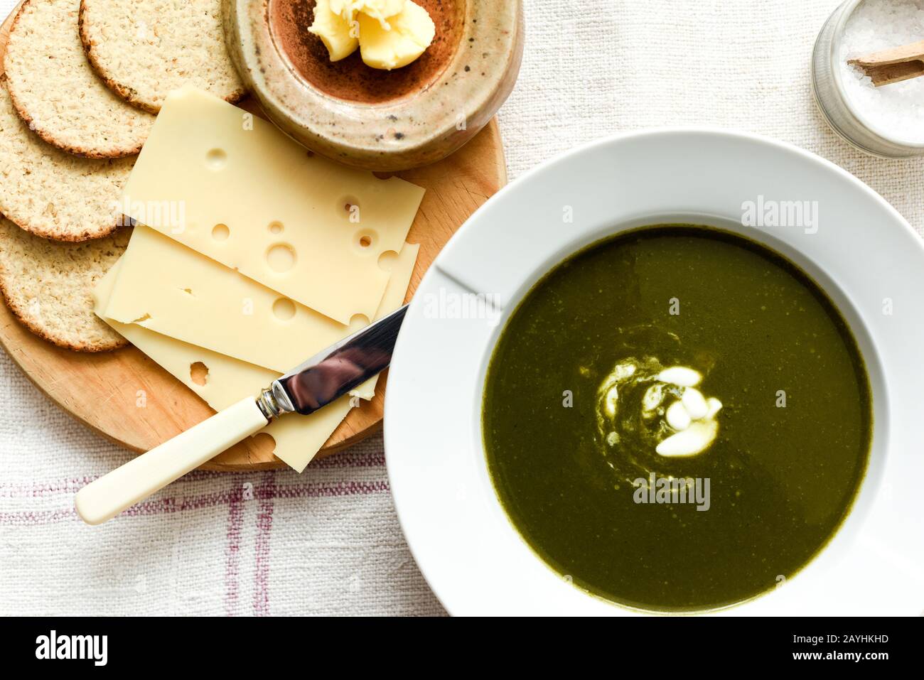 Ciotola di zuppa di spinaci con un turbinio di crema sano antipasto di cibo o pasto principale Foto Stock