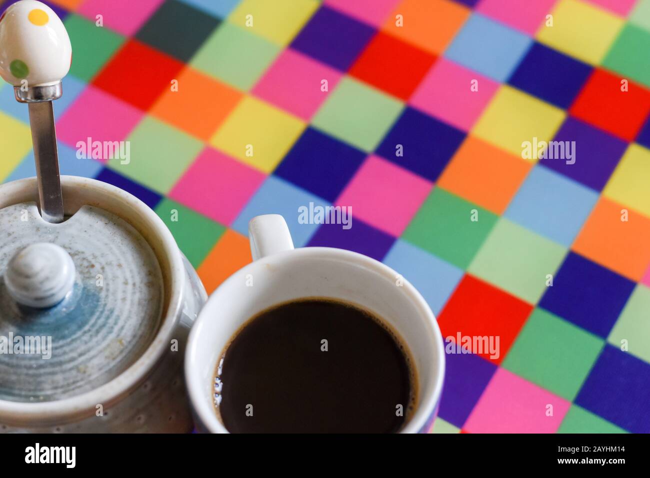 Caffè fresco nero espresso in una piccola tazza con zucchero sul luminoso bancone della cucina Foto Stock