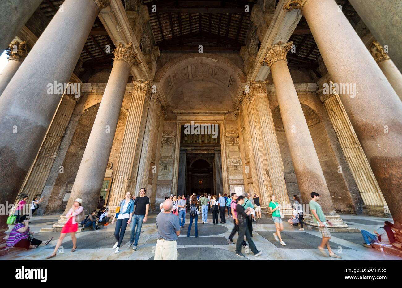 Roma - 2 OTTOBRE 2012: I turisti visitano il Pantheon. Il Pantheon è un famoso monumento dell'antica cultura romana, il tempio di tutti gli dei, costruito nel Foto Stock