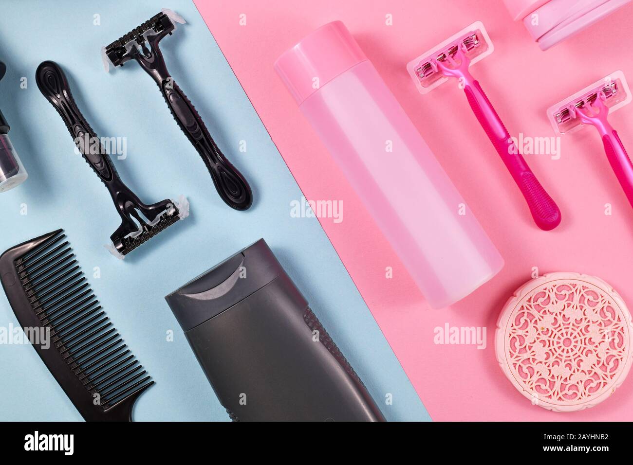 Il concetto di imposta sul genere e stereotipi per i prodotti commercializzati verso le donne è più costoso di quelli commercializzati per gli uomini che mostrano vari rosa e nero Foto Stock