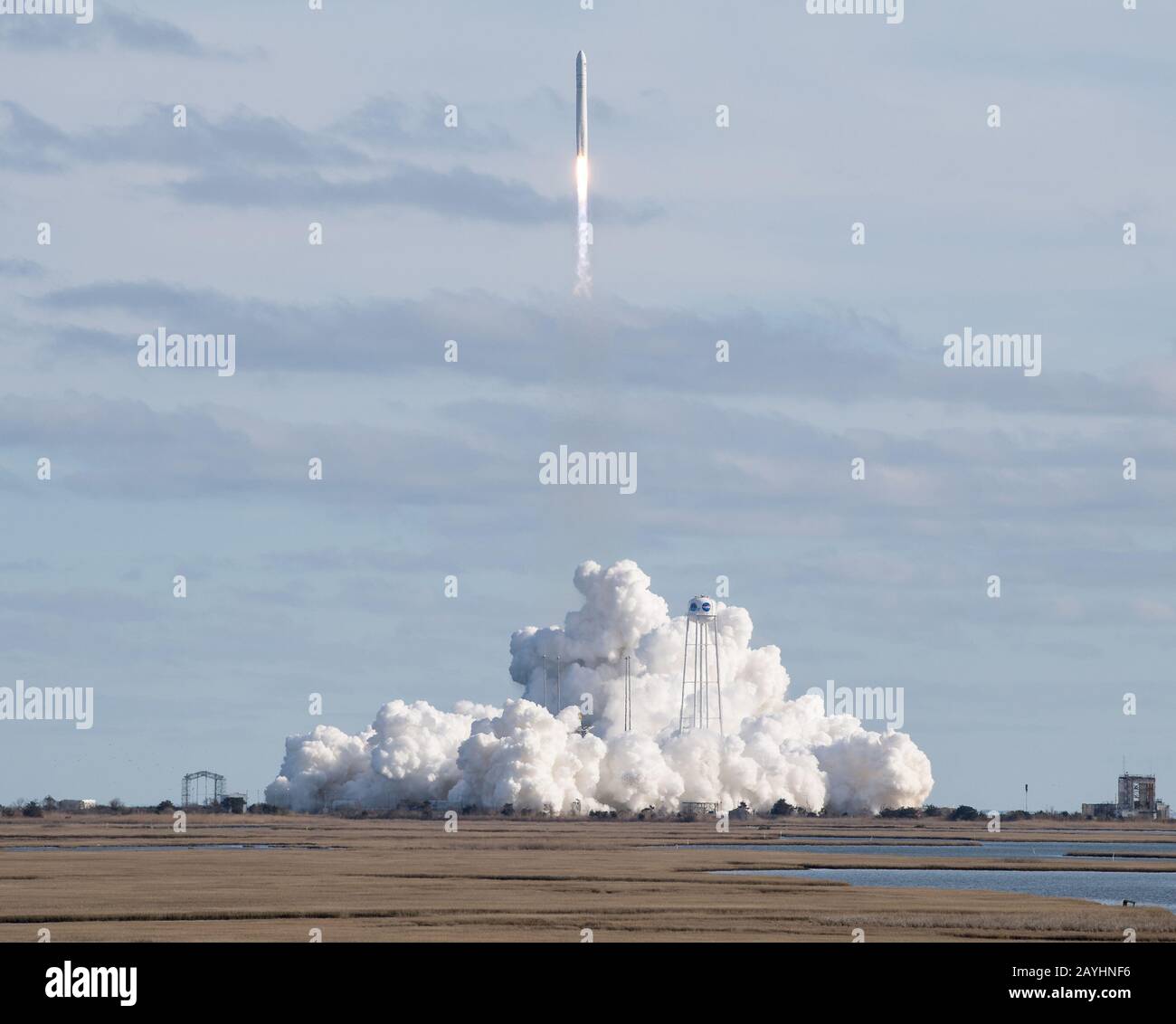 Wallops Island, Stati Uniti. 15th Feb, 2020. Il razzo Northrop Grumman Antares, con veicolo spaziale Cygnus a bordo, lancia da Pad-0A, il 15 febbraio 2020, presso La Struttura di volo Wallops della NASA in Virginia. Northrop Grumman 13th ha contratto la missione di rifornimento del carico per la NASA alla Stazione spaziale Internazionale consegnerà più di 7.500 libbre di scienza e ricerca, forniture di equipaggio e hardware del veicolo al laboratorio orbitale e al suo equipaggio. Foto NASA di Aubrey Gemignani/UPI Credit: UPI/Alamy Live News Foto Stock