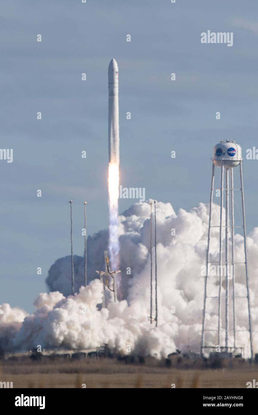 Wallops Island, Stati Uniti. 15th Feb, 2020. Il razzo Northrop Grumman Antares, con veicolo spaziale Cygnus a bordo, lancia da Pad-0A, il 15 febbraio 2020, presso La Struttura di volo Wallops della NASA in Virginia. Northrop Grumman 13th ha contratto la missione di rifornimento del carico per la NASA alla Stazione spaziale Internazionale consegnerà più di 7.500 libbre di scienza e ricerca, forniture di equipaggio e hardware del veicolo al laboratorio orbitale e al suo equipaggio. Foto NASA di Aubrey Gemignani/UPI Credit: UPI/Alamy Live News Foto Stock