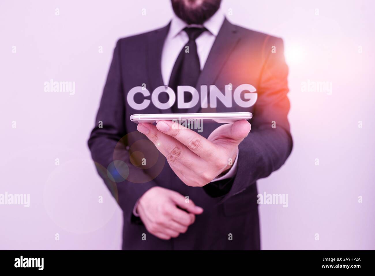 Scrittura a mano del testo Che Scrive La Codifica. Foto concettuale assegnazione del codice a qualcosa per l'identificazione della classificazione Mile Human Wear formale tuta da lavoro Hold Foto Stock