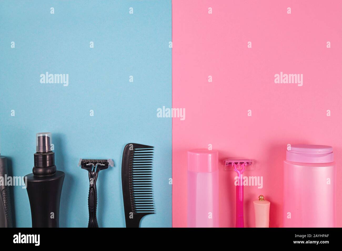 Il concetto di imposta sul genere e stereotipi per i prodotti commercializzati verso le donne è più costoso di quelli commercializzati per gli uomini che mostrano vari rosa e nero Foto Stock