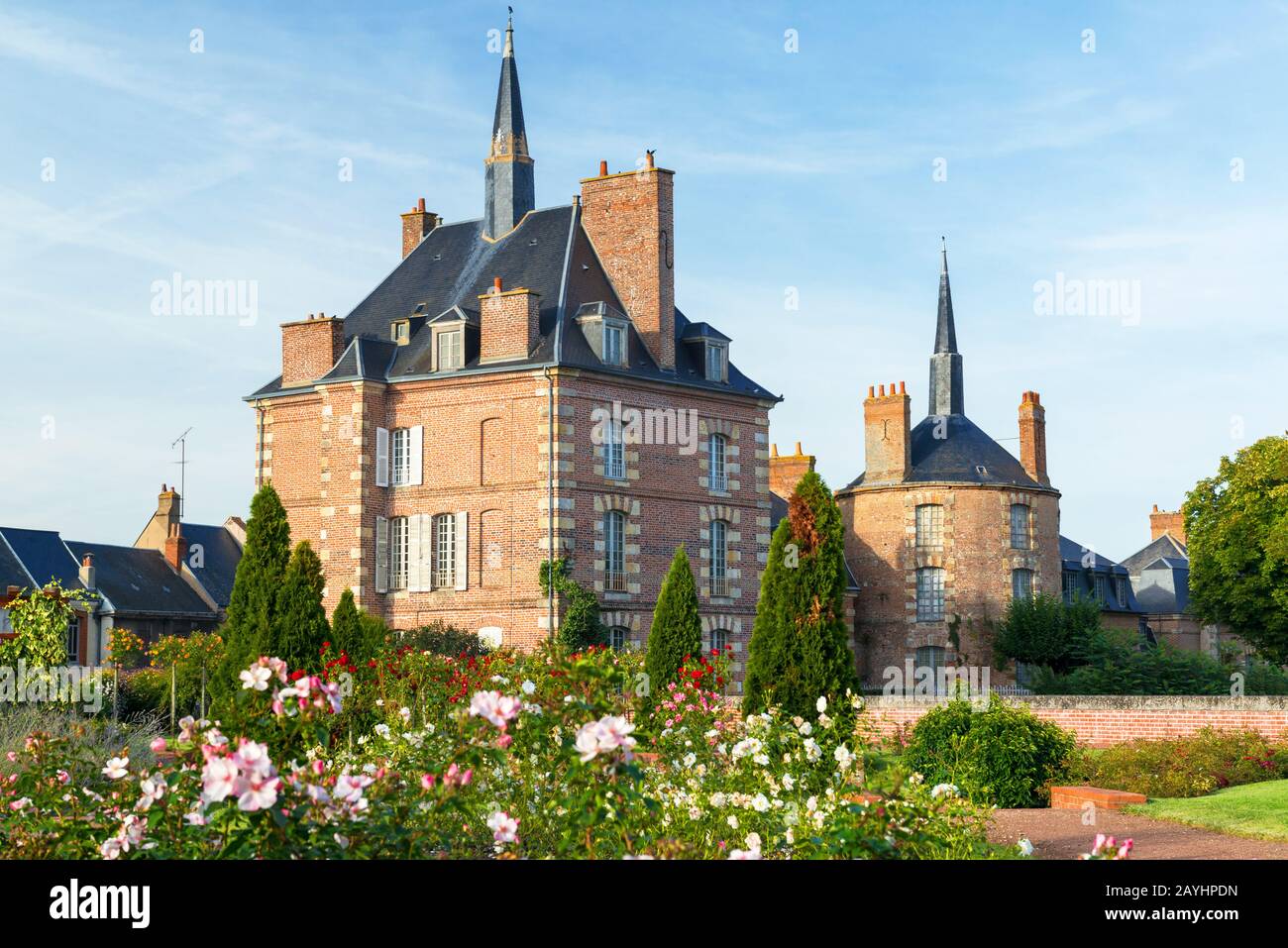 Antico e pittoresco villaggio con belle case nella Valle della Loira in Francia Foto Stock