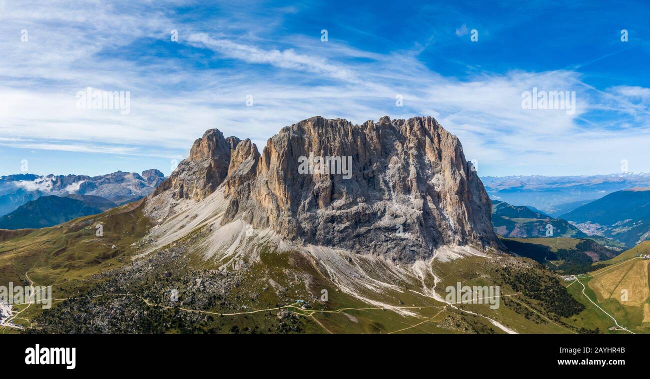 Panorama dell'antenna del Gruppo del Sasso Lungo, Grohmannspitze montagna, Fuenffingerspitze mountain e Sassolungo montagna in Italia Foto Stock