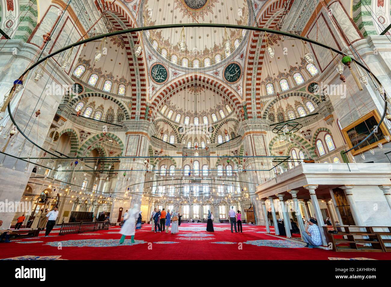 Istanbul - 26 MAGGIO: All'interno della Moschea Fatih il 26 maggio 2013 a Istanbul, Turchia. La Moschea Fatih (Moschea del Conquistatore) è uno dei più grandi exa Foto Stock