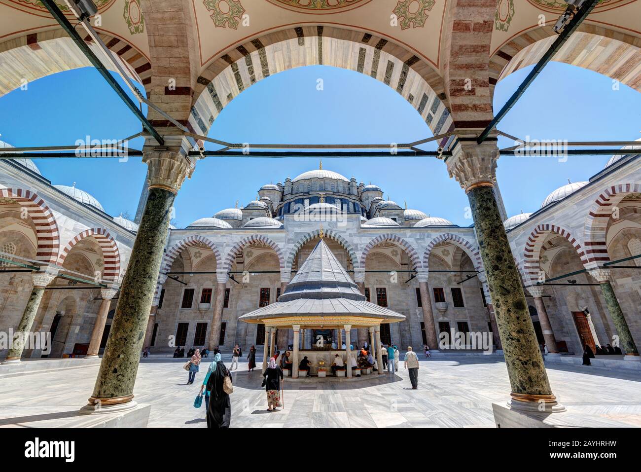 Istanbul - 26 MAGGIO: Il cortile interno della Moschea Fatih (Moschea del Conquistatore) il 26 maggio 2013 a Istanbul, Turchia. La Moschea Fatih (Conquero Foto Stock