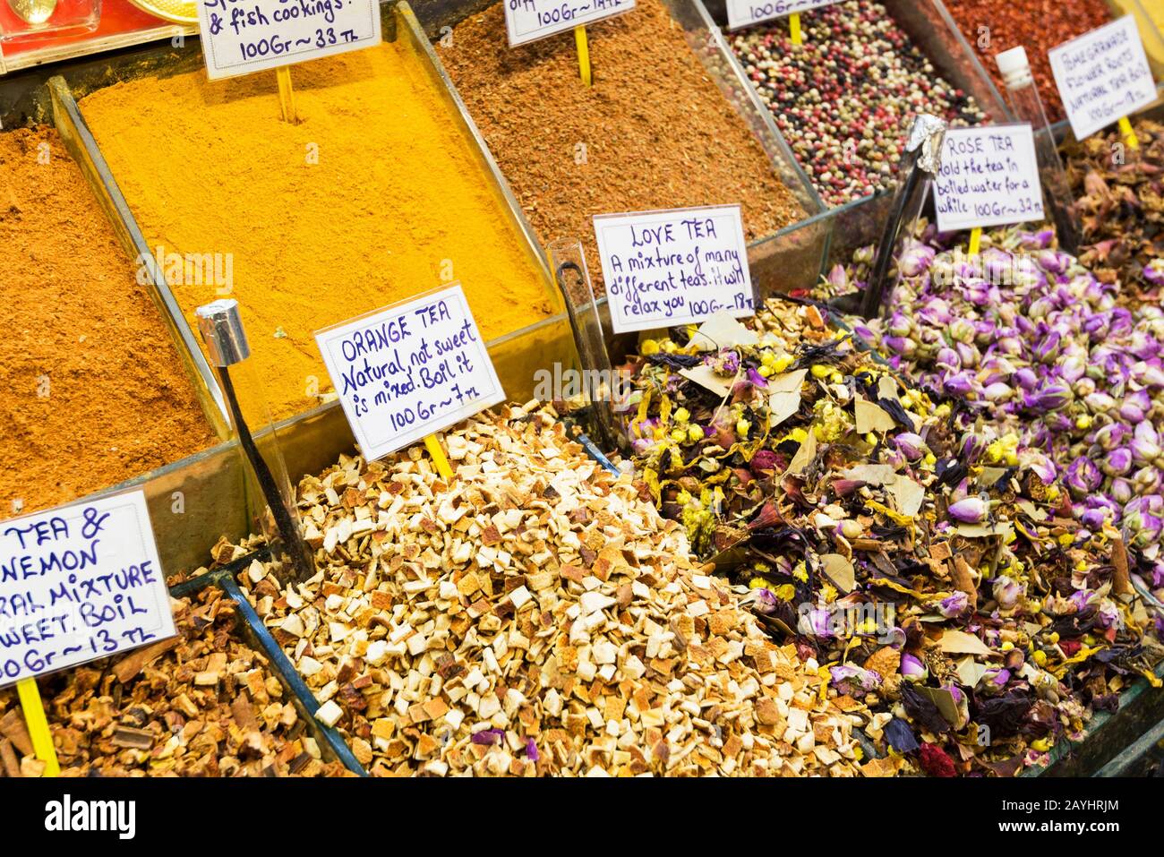 Spezie orientali e tè al Grand Bazaar di Istanbul, Turchia Foto Stock