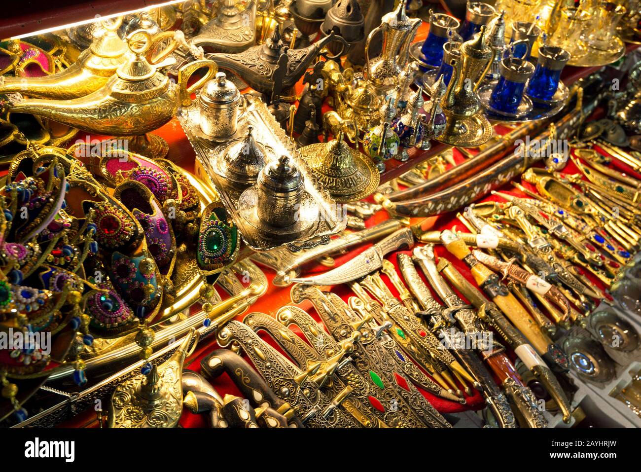 Istanbul - 27 MAGGIO: Una varietà di elementi orientali offerti in vendita al Grand Bazaar il 27 maggio 2013 a Istanbul, Turkeyю. Il Grand Bazaar è l'olde Foto Stock