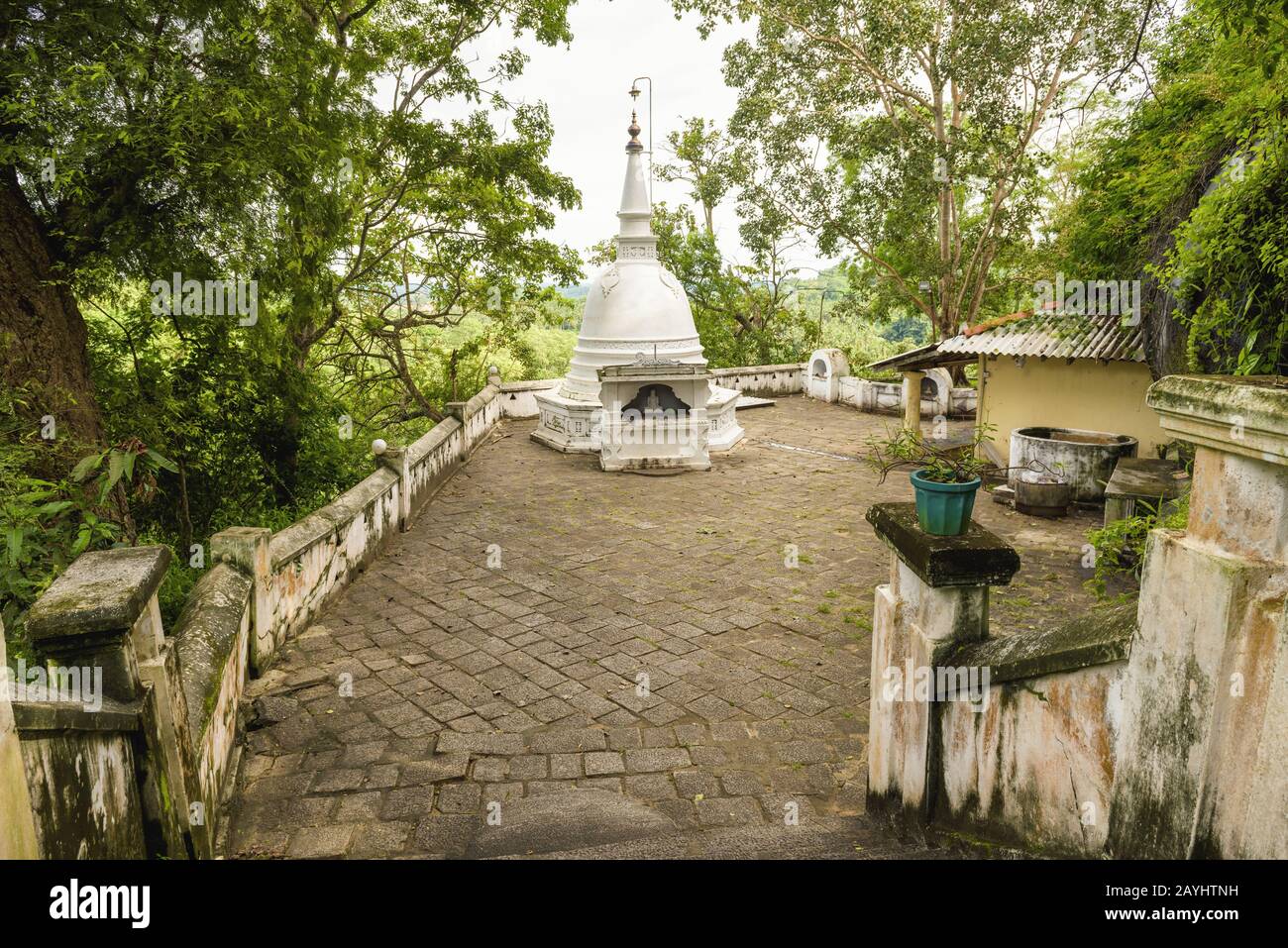 Mulkirigala Raja Maha Vihara è un antico tempio buddista di roccia in Sri Lanka Foto Stock