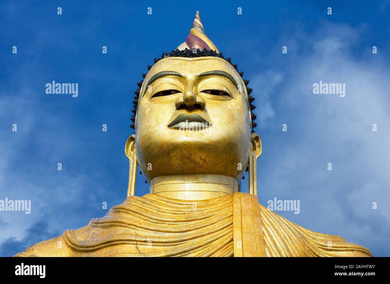 Buddha grande statua vicino al vecchio tempio di Wewurukannala Vihara, Dickwella, Sri Lanka. Un monumento del Buddha seduto alto 50m è il più grande di Sri la Foto Stock