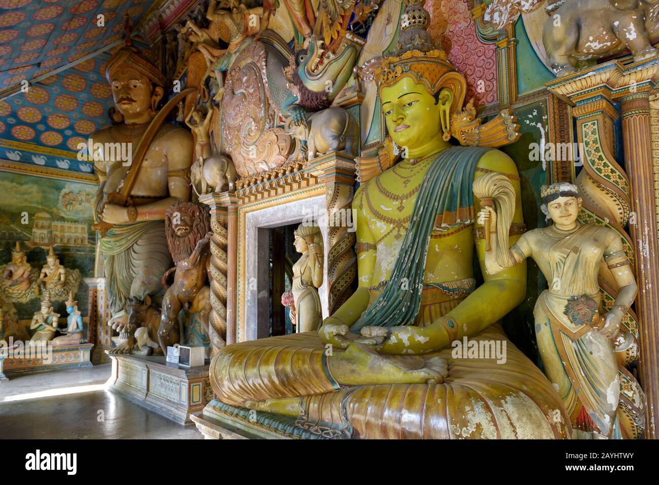 Dickwella, Sri Lanka - 4 novembre 2017: Statua del Buddha all'interno del tempio buddista di Wewurukannala. Interni lussuosi di un antico luogo di culto buddista. Foto Stock