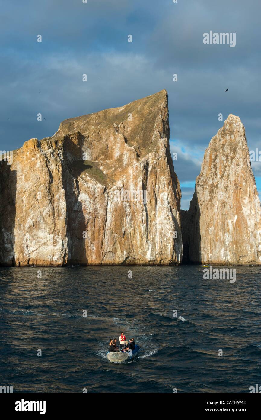Vista della roccia di Kicker vicino all'Isola di San Cristobal (Isla San Cristobal) o all'Isola di Chatham, alle Isole Galapagos, Ecuador con zodiaco in primo piano. Foto Stock