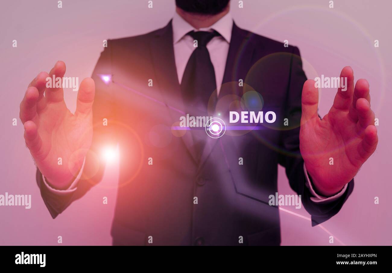 Scrittura a mano concettuale che mostra la demo. Concetto significato dimostrazione di tecniche e capacità di un prodotto riunione pubblica Foto Stock