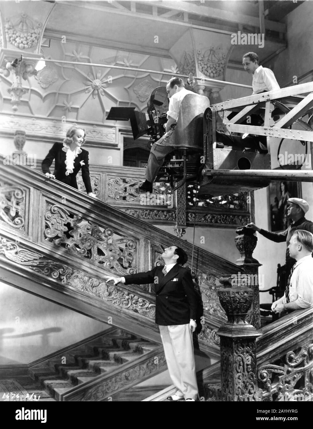 Marlene DIETRICH Cinematographer CHARLES LANG ( seduto su una gru di macchina fotografica) e direttore ERNST LUBITSCH con l'equipaggio di pellicola sul candid che filma ANGEL 1937 costumi TRAVIS BANTON Paramount Pictures Foto Stock