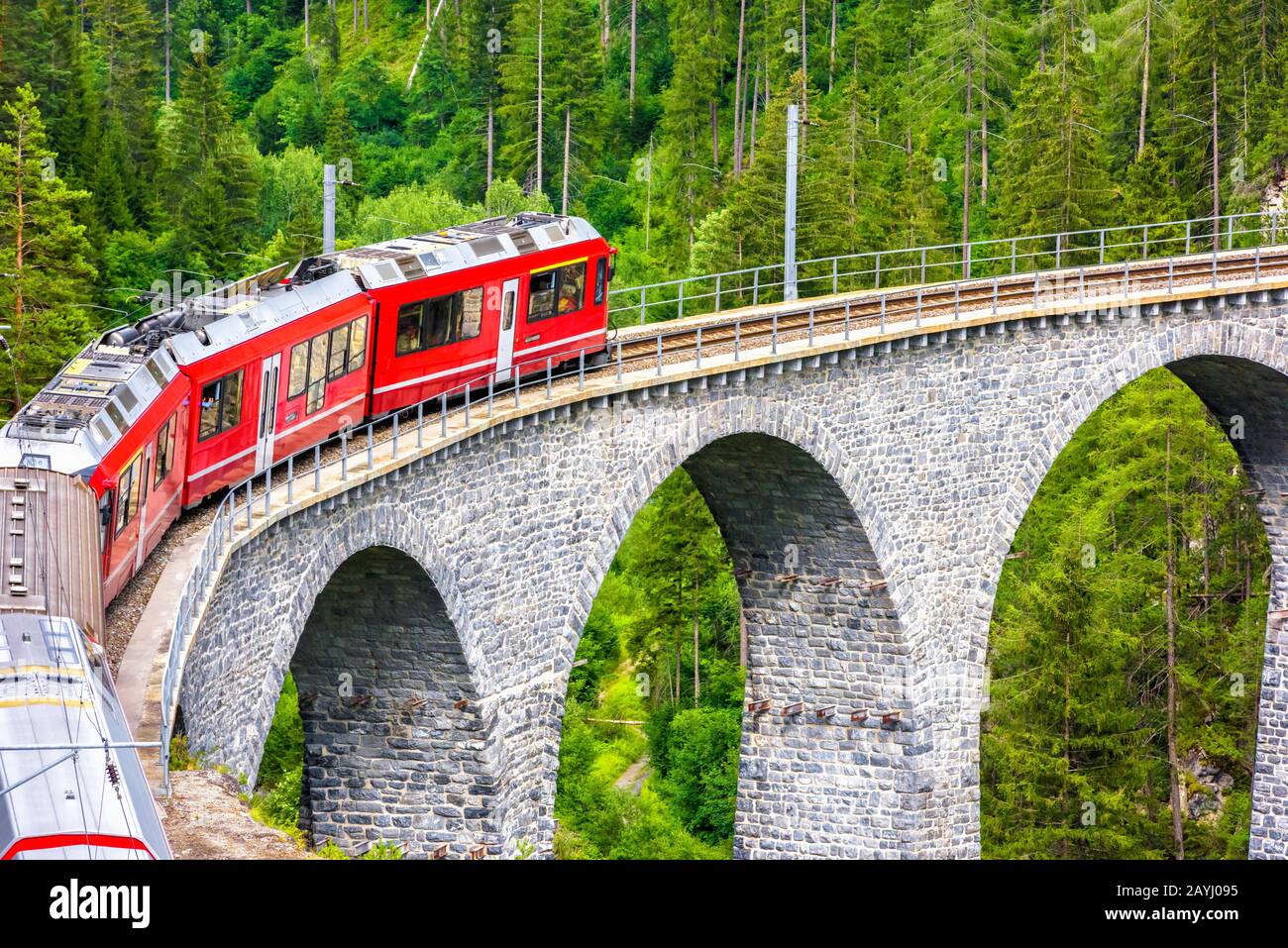 Landwasser Viaduct primo piano, Svizzera. E' famoso punto di riferimento della Svizzera. Treno espresso rosso su ponte alto in montagna. Vista panoramica della sorprendente railwa Foto Stock