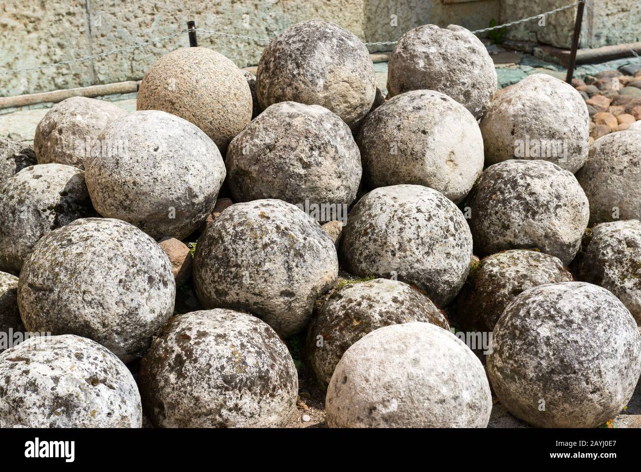 Stone cannon balls immagini e fotografie stock ad alta risoluzione - Alamy