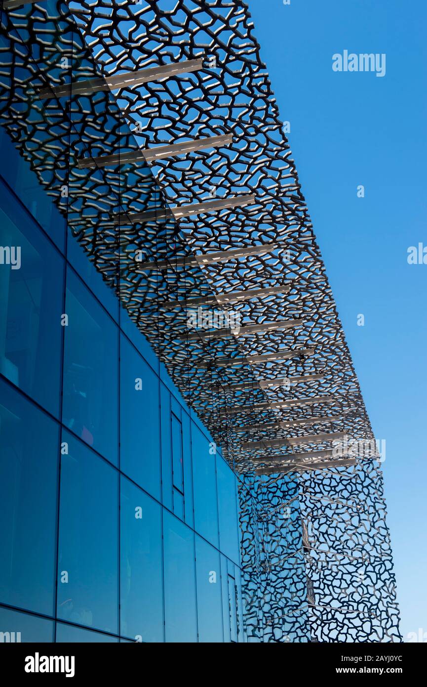 La conchiglia in cemento del MuCEM (Museo della civiltà europea e del Mediterraneo) vicino al Vieux Port (porto vecchio) di Marsiglia, Francia. Foto Stock