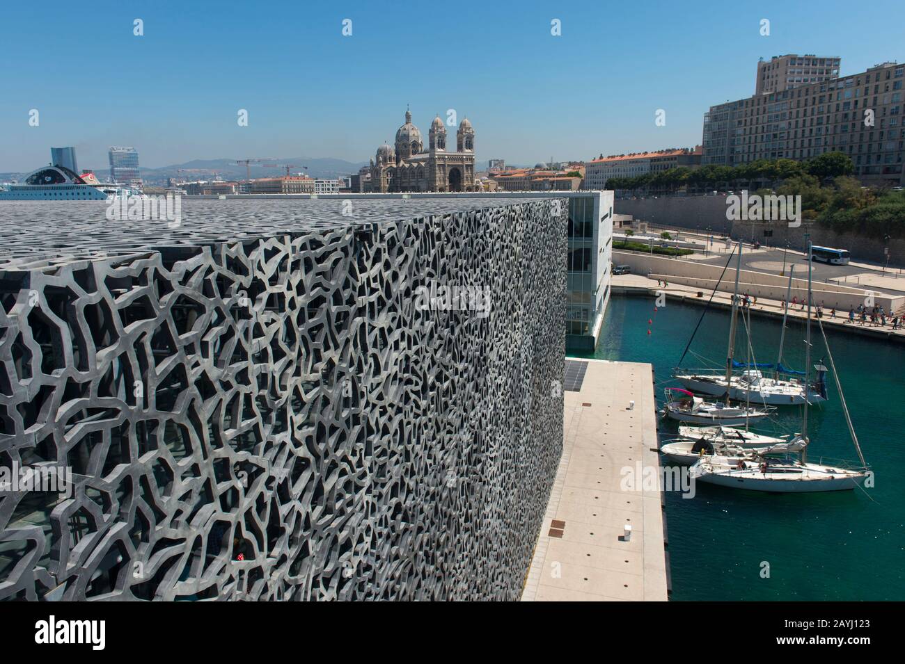 La conchiglia in cemento del MuCEM (Museo della civiltà europea e del Mediterraneo) vicino al Vieux Port (porto vecchio) di Marsiglia, Francia. Foto Stock